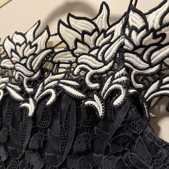 TOPSHOP Monochrome Black & White Guipure Lace Off-The-Shoulder Top - Size 4 - Picture 6 of 6